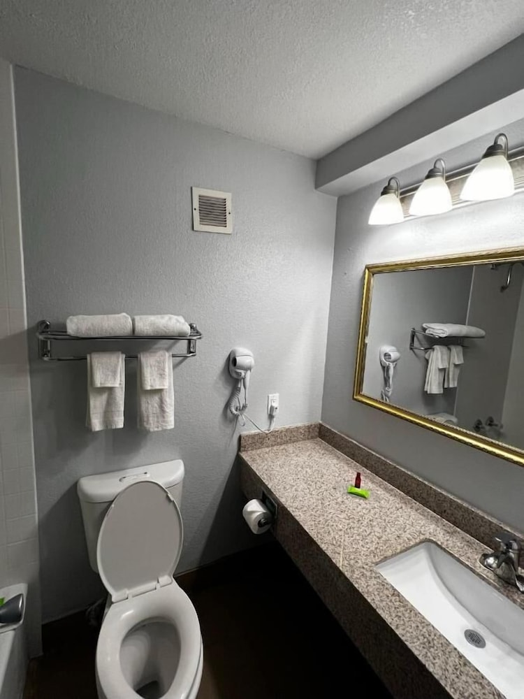 Super 8 by Wyndham Fort Worth Entertainment District 46/49