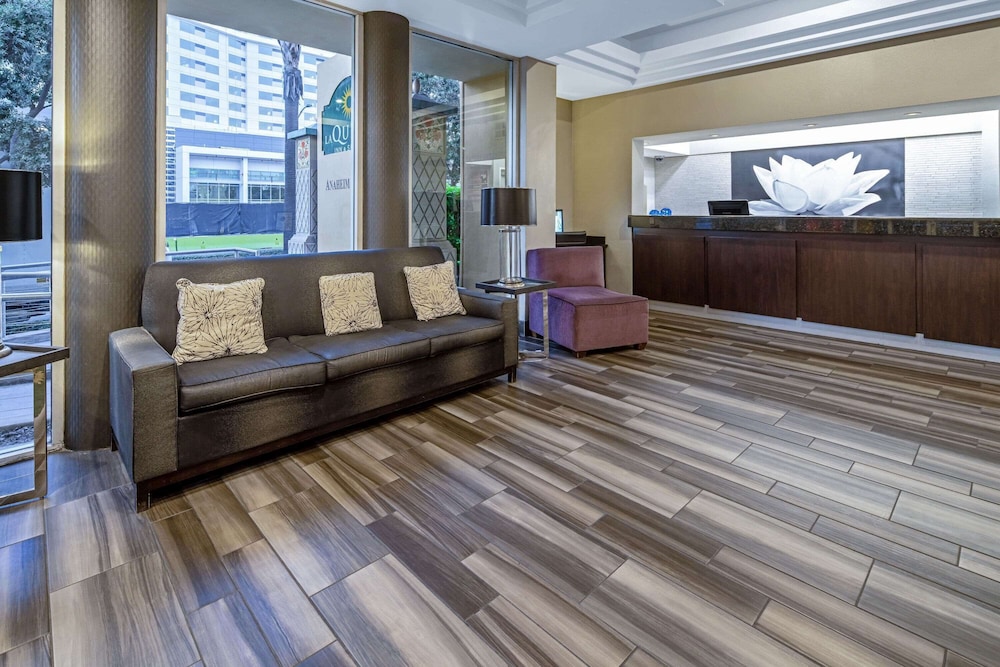 Holiday Inn Express & Suites Anaheim Convention Center Area 35/45