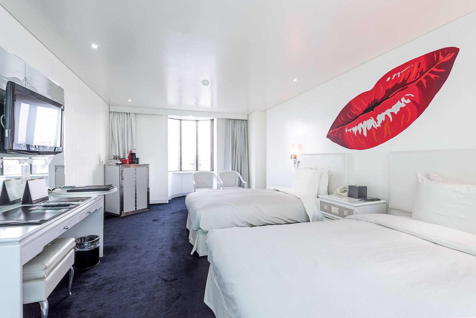 DELUXE, TWIN BEDS