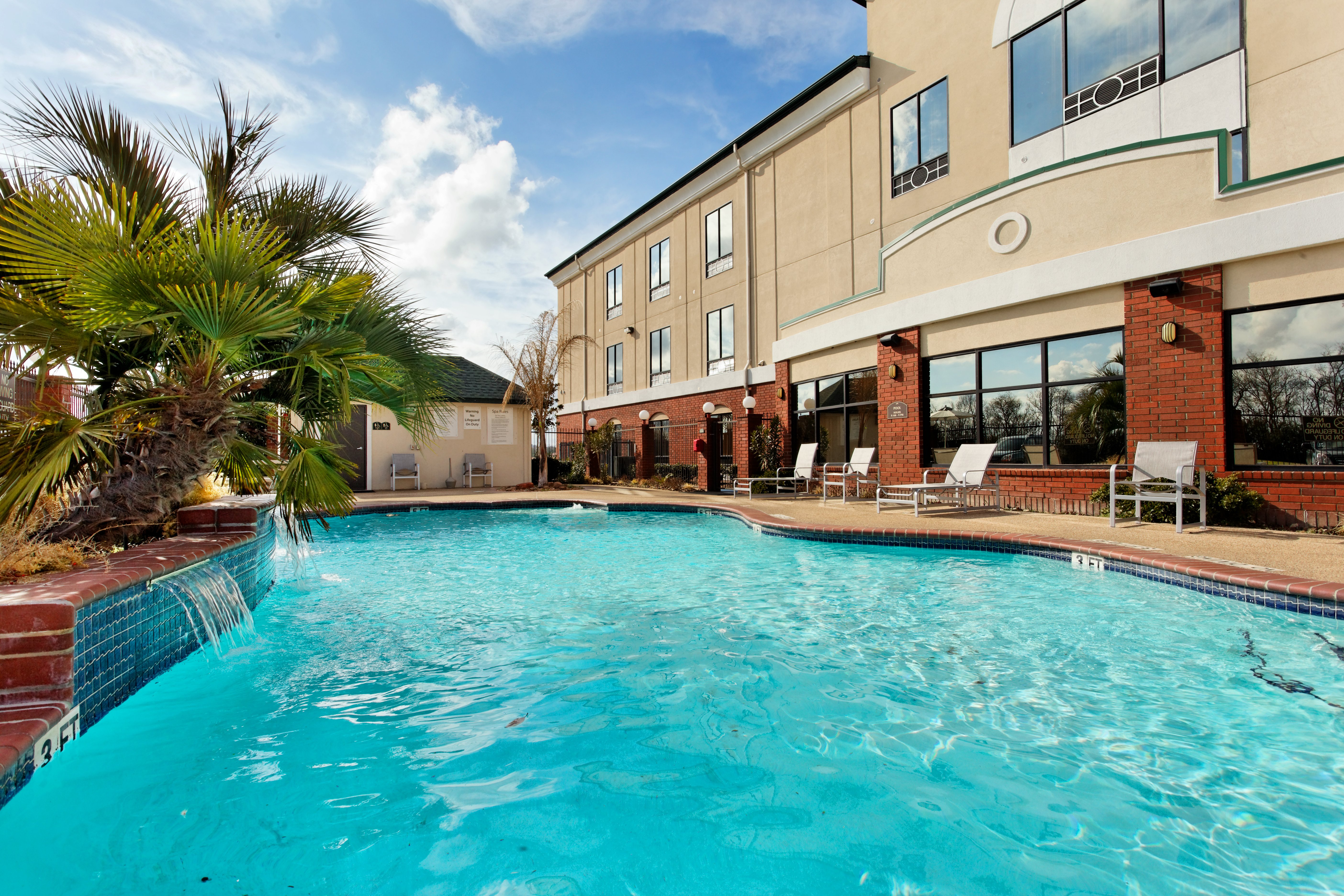 Holiday Inn Express Crockett 66/67