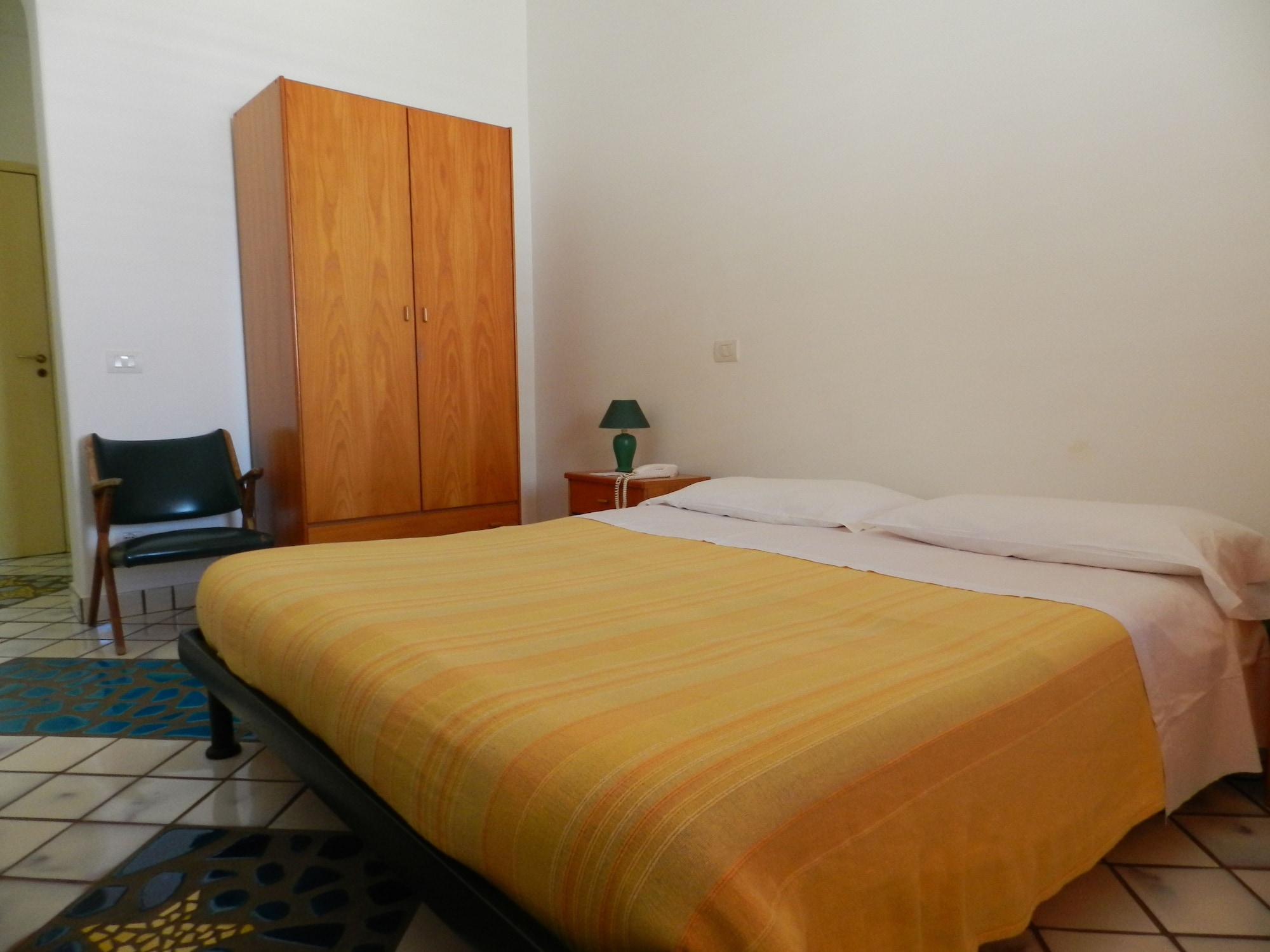 ECONOMY, DOUBLE BED, PARTIAL SEA VIEW, TERRACE