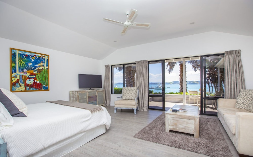 COMFORT, STUDIO, SUITE, KING BED, BEACH FRONT