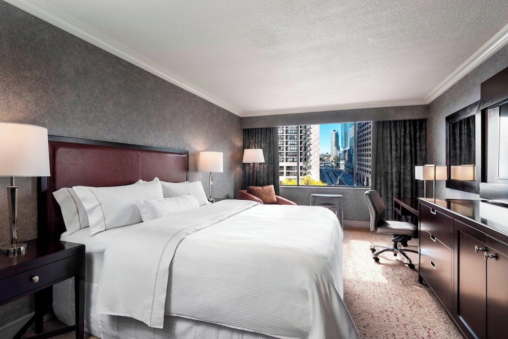 1 Bedroom, Suite, King Bed, Lake View