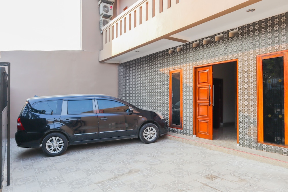 OYO 1519 Axl Residence 35/42