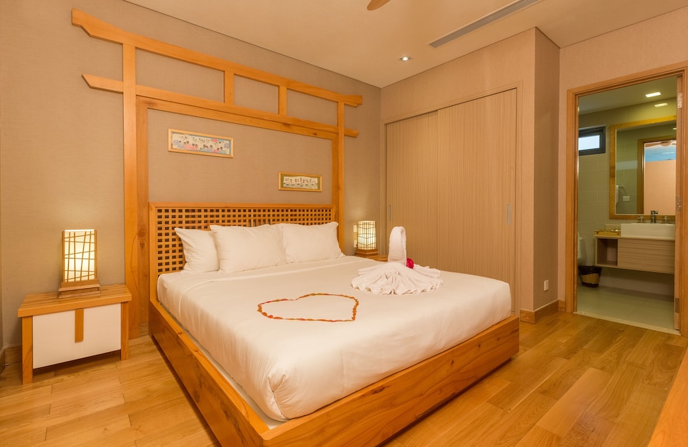 2 Bedrooms, Family, Apartment, King and Queen Bed, Pool Side, Kitchen، The Ocean Suites 4/7