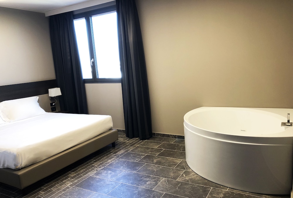 غرفة جونيور بسرير كينج بجاكوزي، 57reshotel Orio 2/2