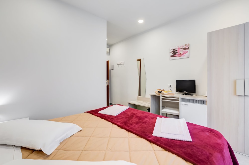 ROOM, DOUBLE BED