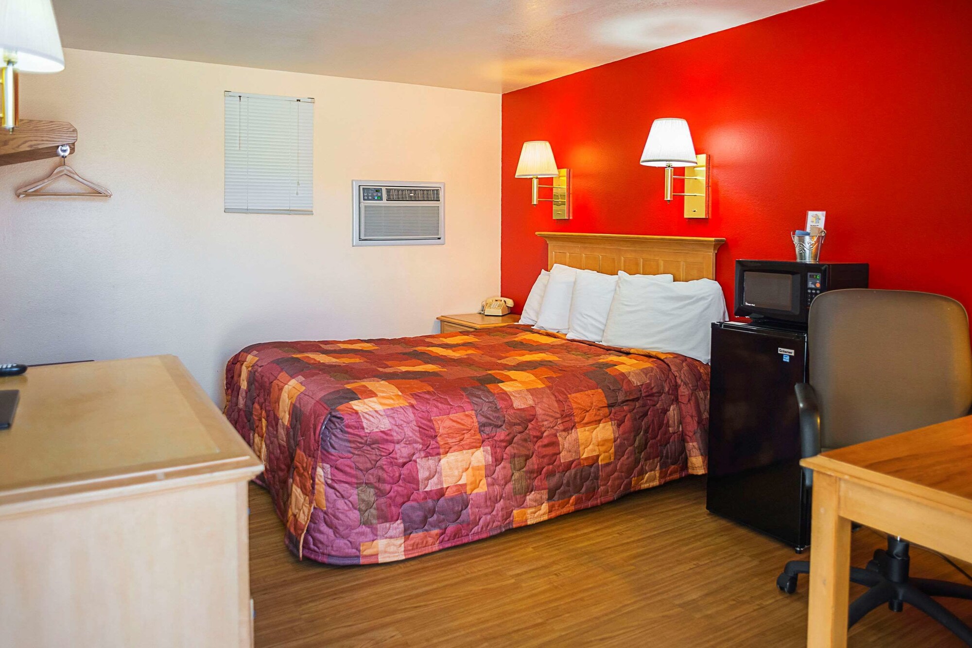 Standard, Queen Bed