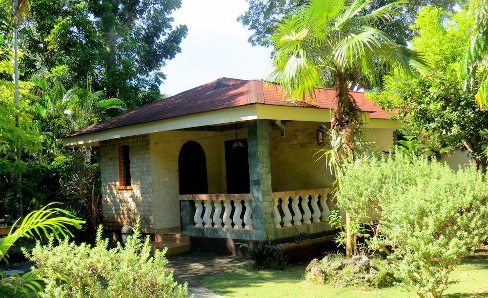 Alonaland Resort Apartelle 3/50