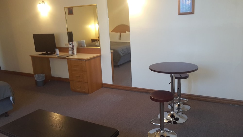 ST GEORGES MOTOR INN 29/35