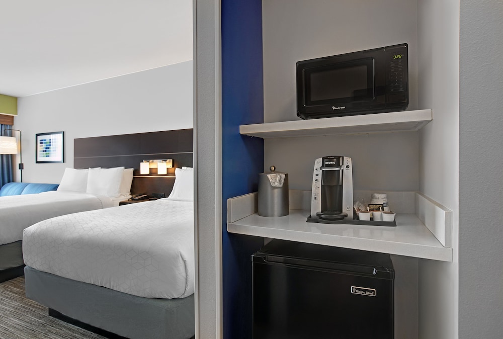 Holiday Inn Express & Suites Milwaukee - Brookfield 22/59