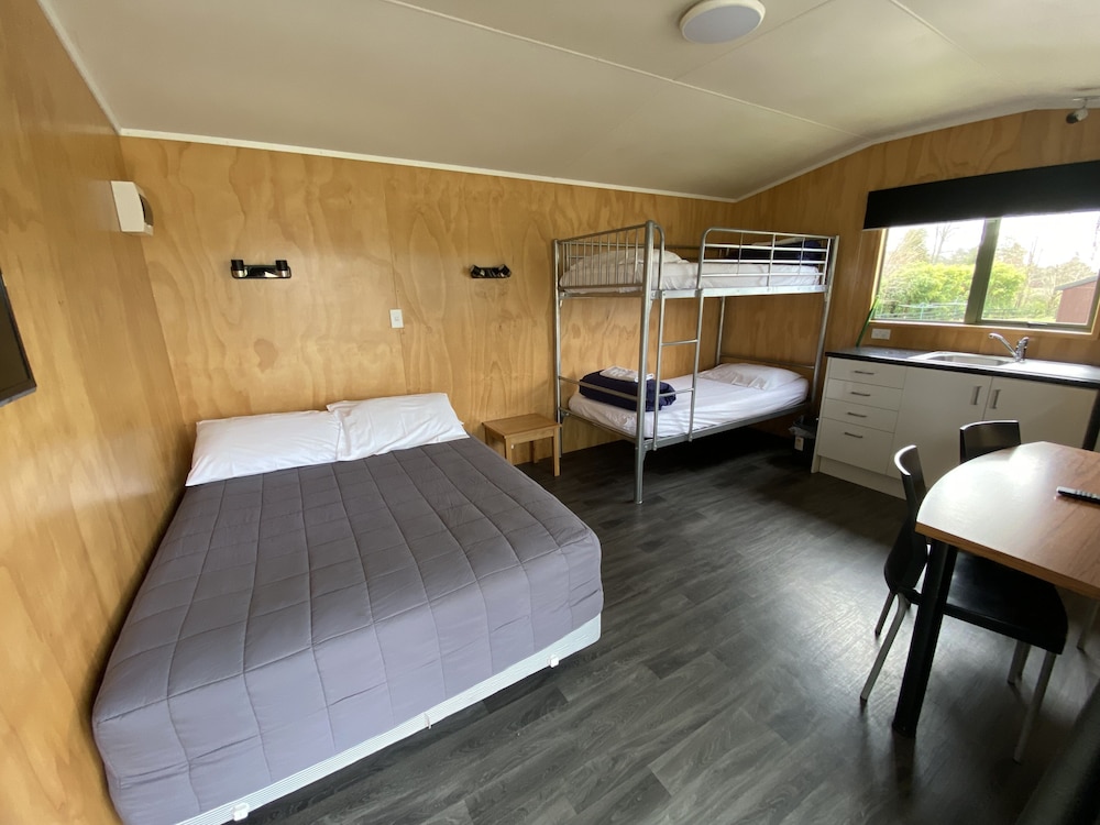 CABIN, KITCHEN