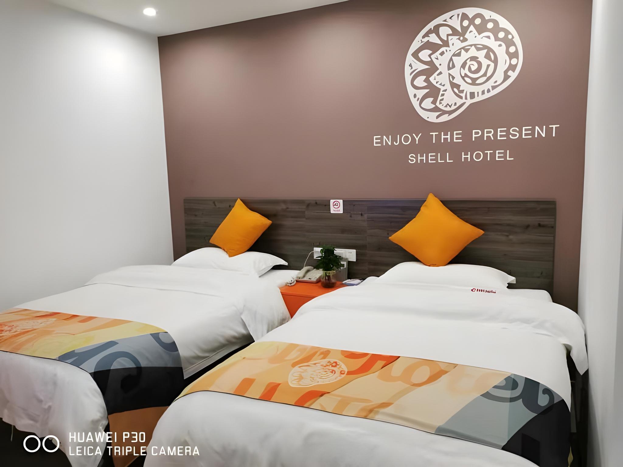 ROOM, TWIN BEDS