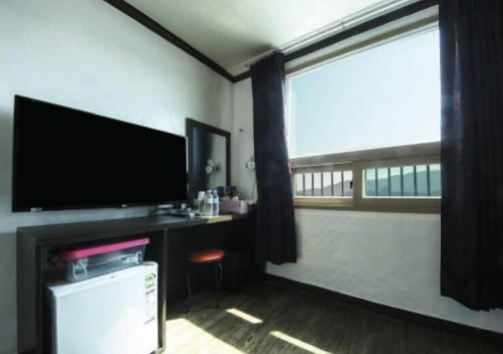 Saipan Motel 29/34