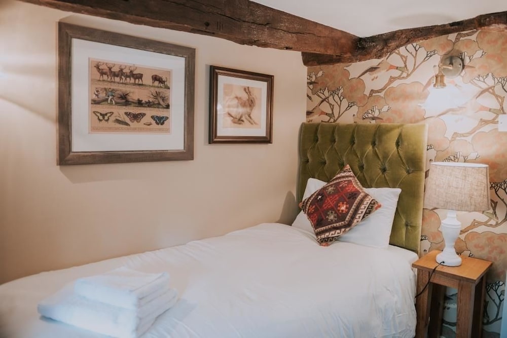 The Falkland Arms 12/50