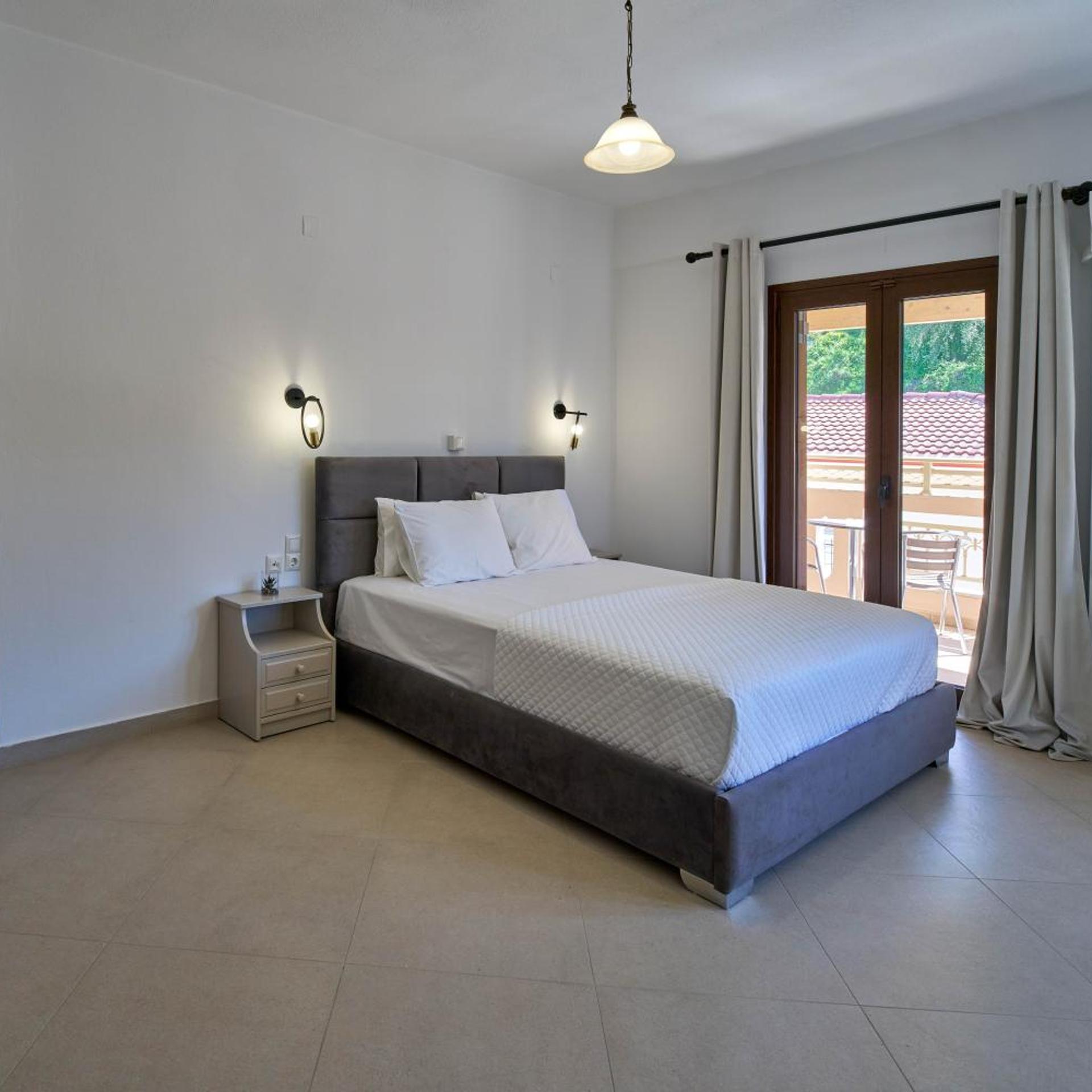 SIFAKIS HOUSE 38/65