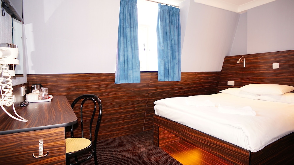 Crestfield Hotel 24/50