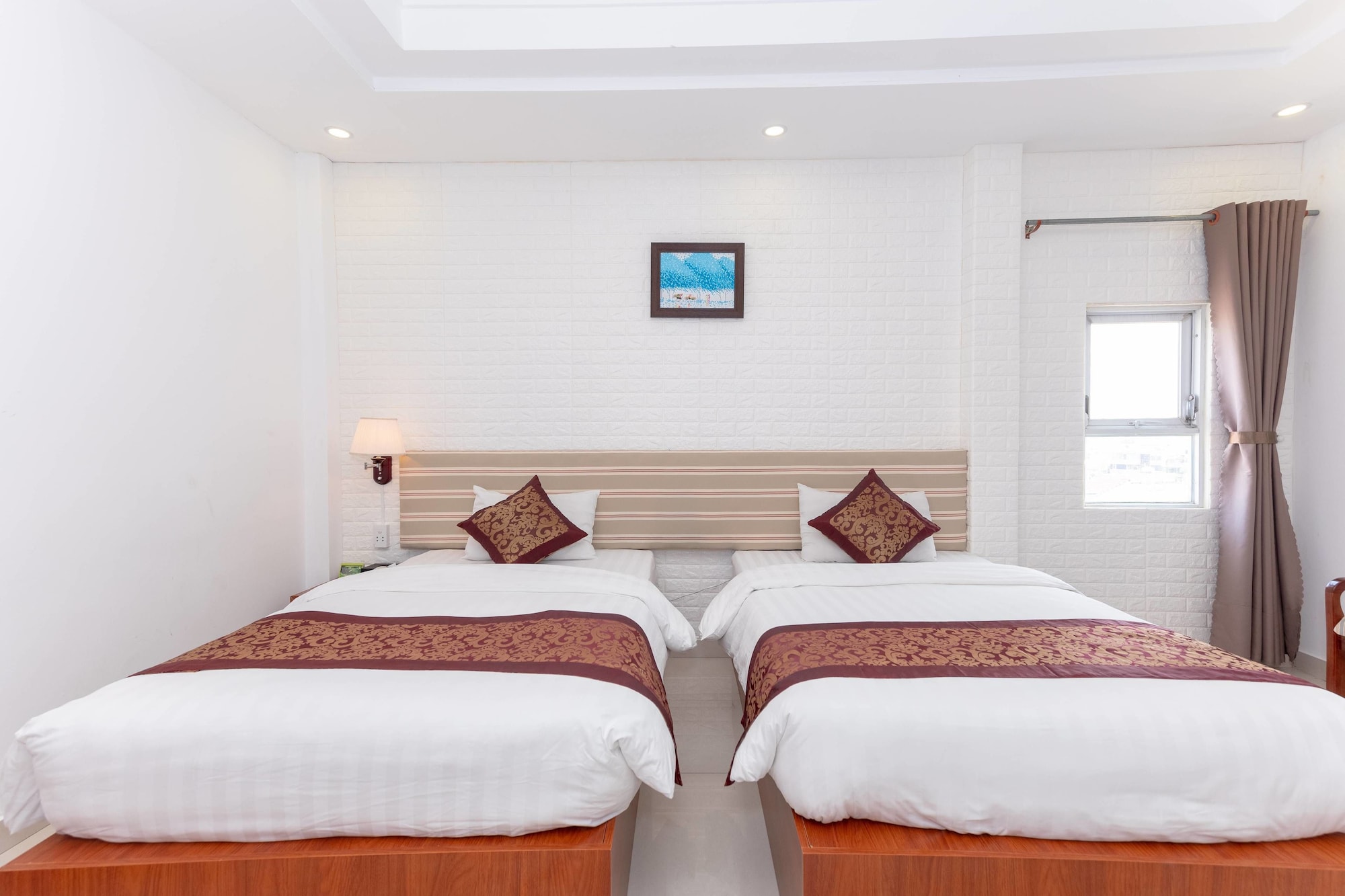 DELUXE, TWIN BEDS