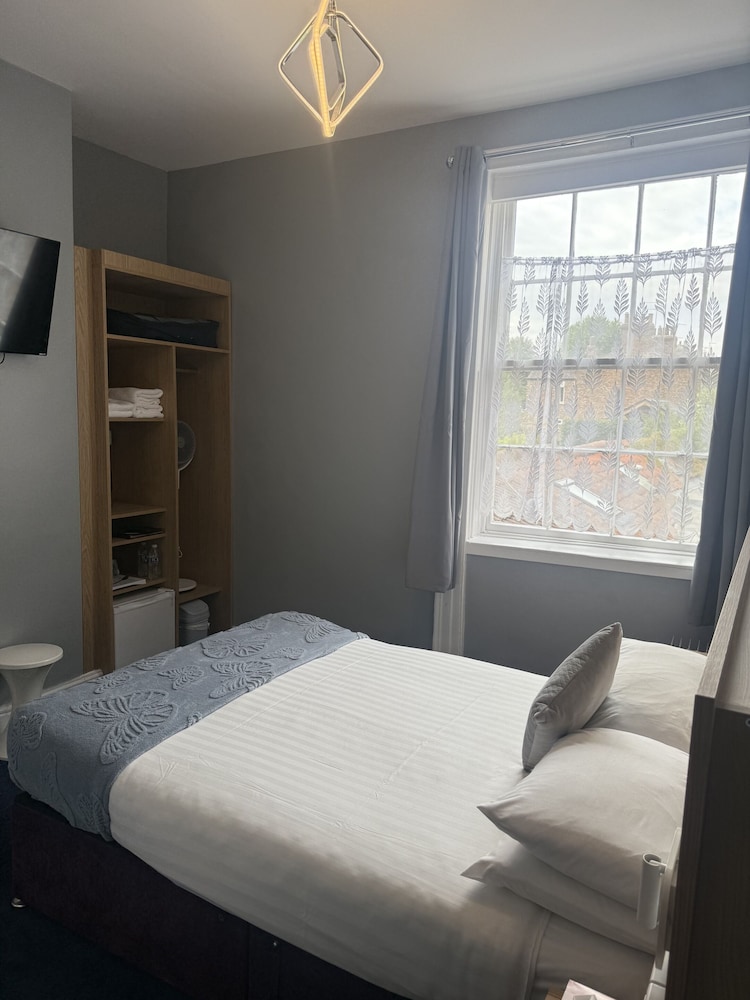 OYO Diamonds Inn 25/70