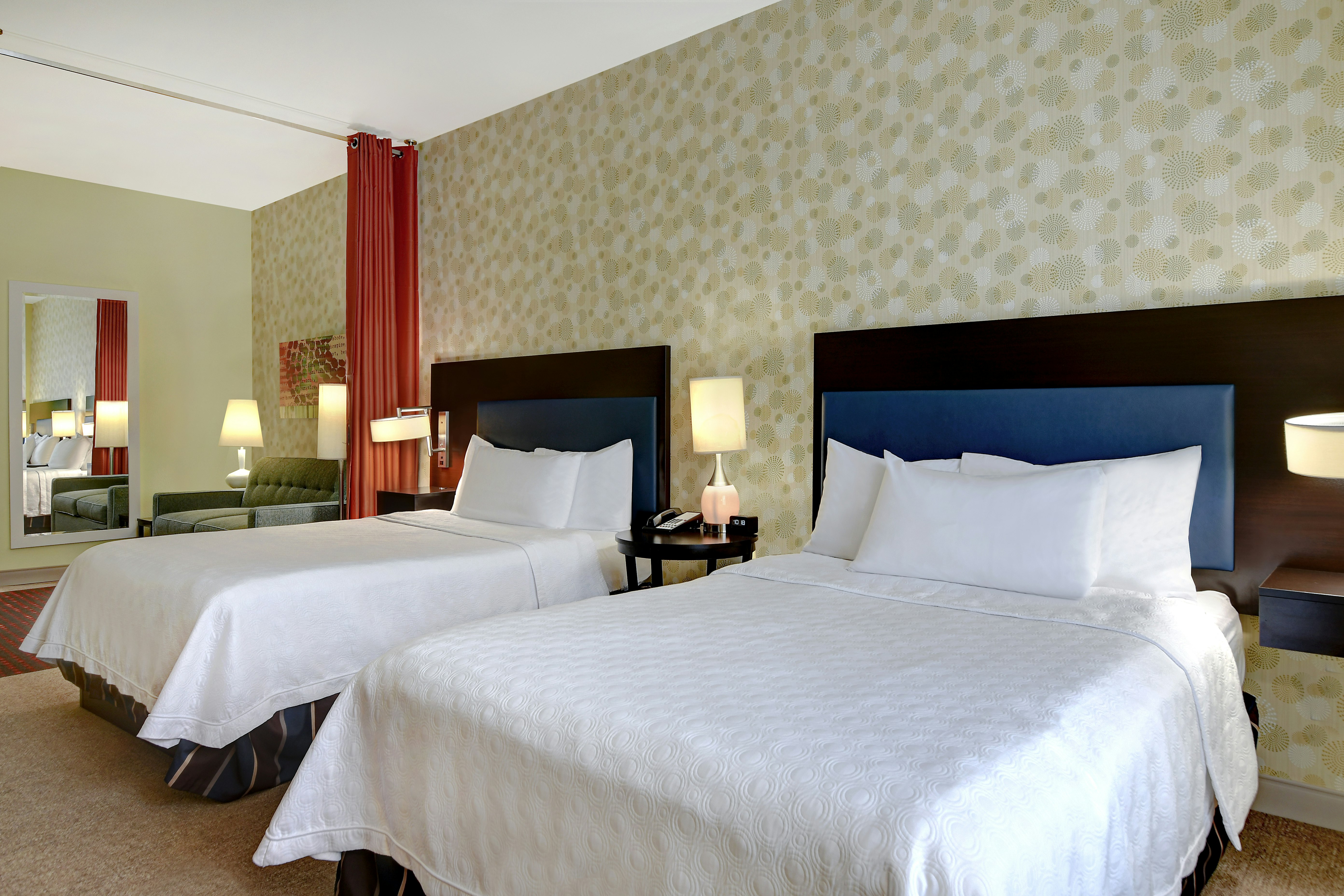 studio, 2 queen beds