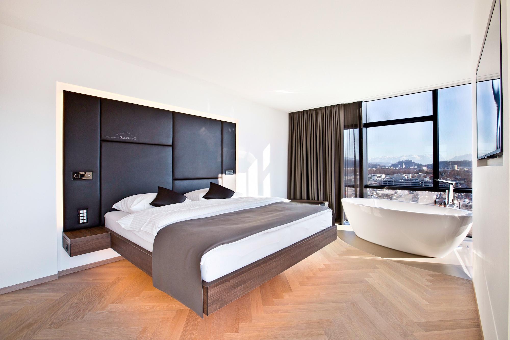 EXECUTIVE, DOUBLE BED, CITY VIEW
