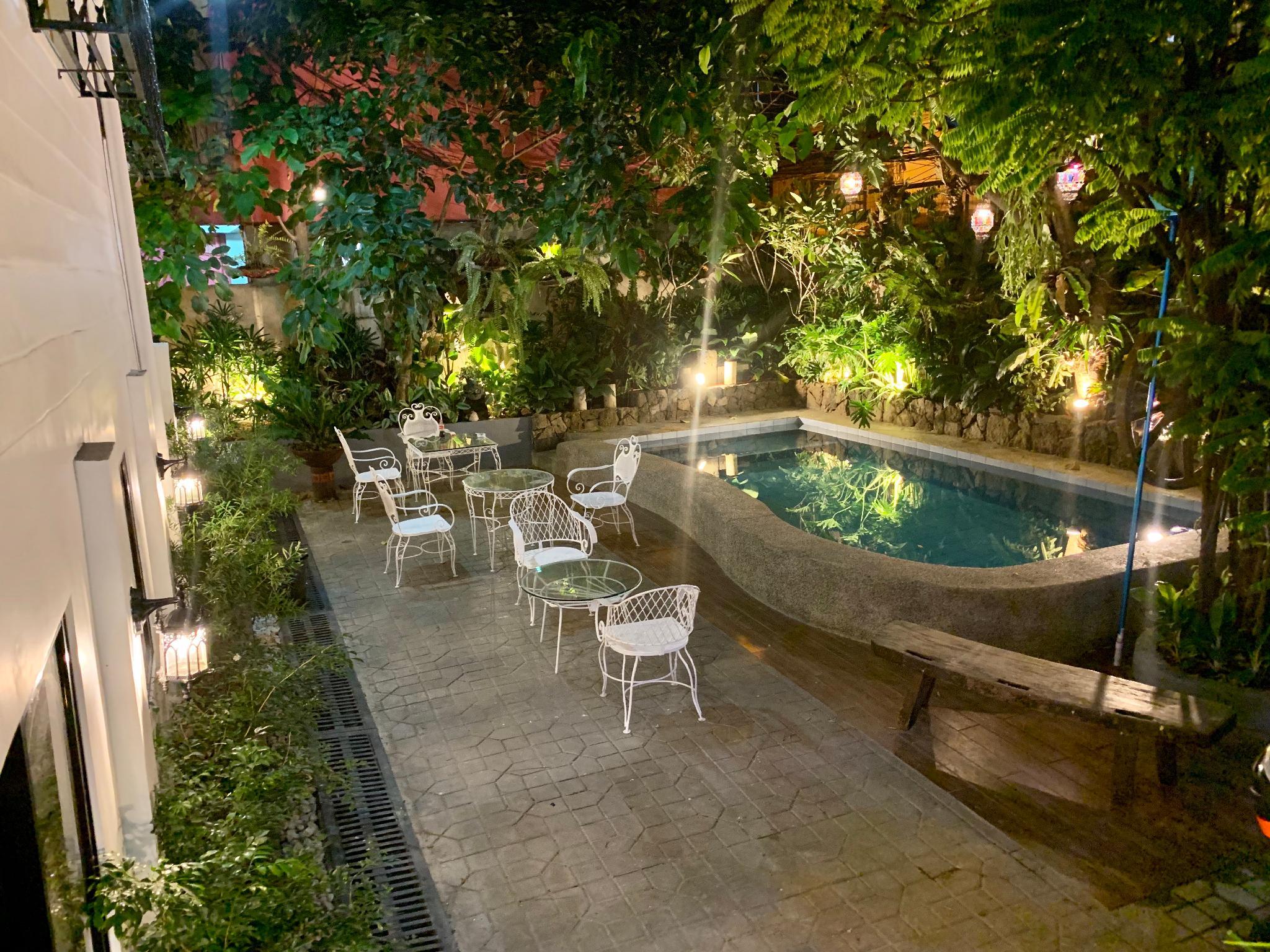 Courtyard Hotel 36/40