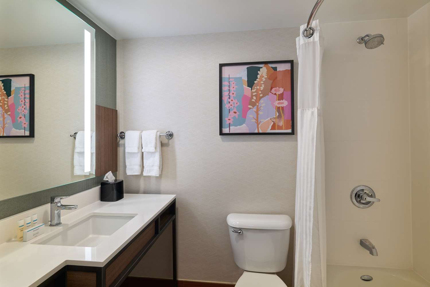 غرفة بريميوم بسرير كينج، Hilton Garden Inn Bloomington, IN 3/3