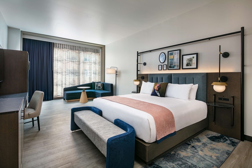 STANDARD, KING BED, CITY VIEW