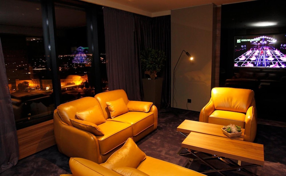 Ambassador Hotel 31/50