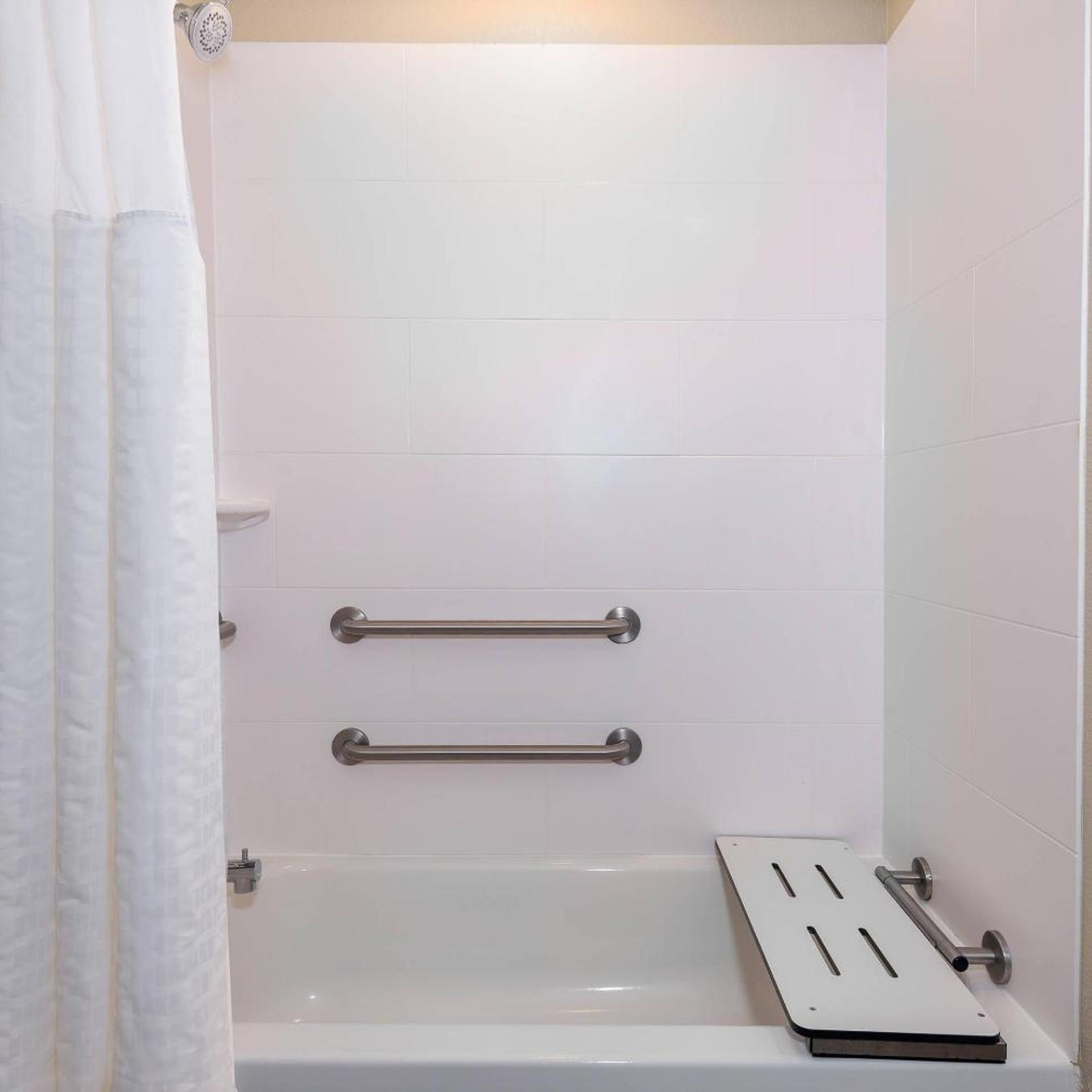 1 Bedroom, Suite, 2 Queen Beds, Pool View, Accessible, Coral Pointe Sarasota, an Ascend Collection Hotel 2/2