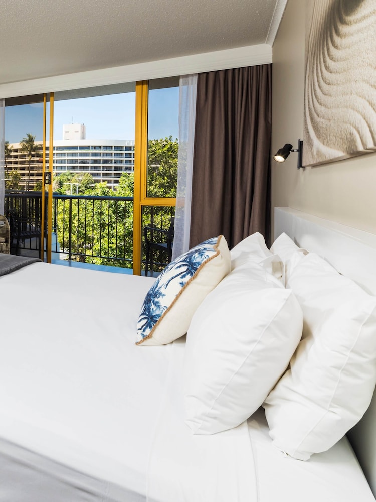 Pacific Hotel Cairns 44/72