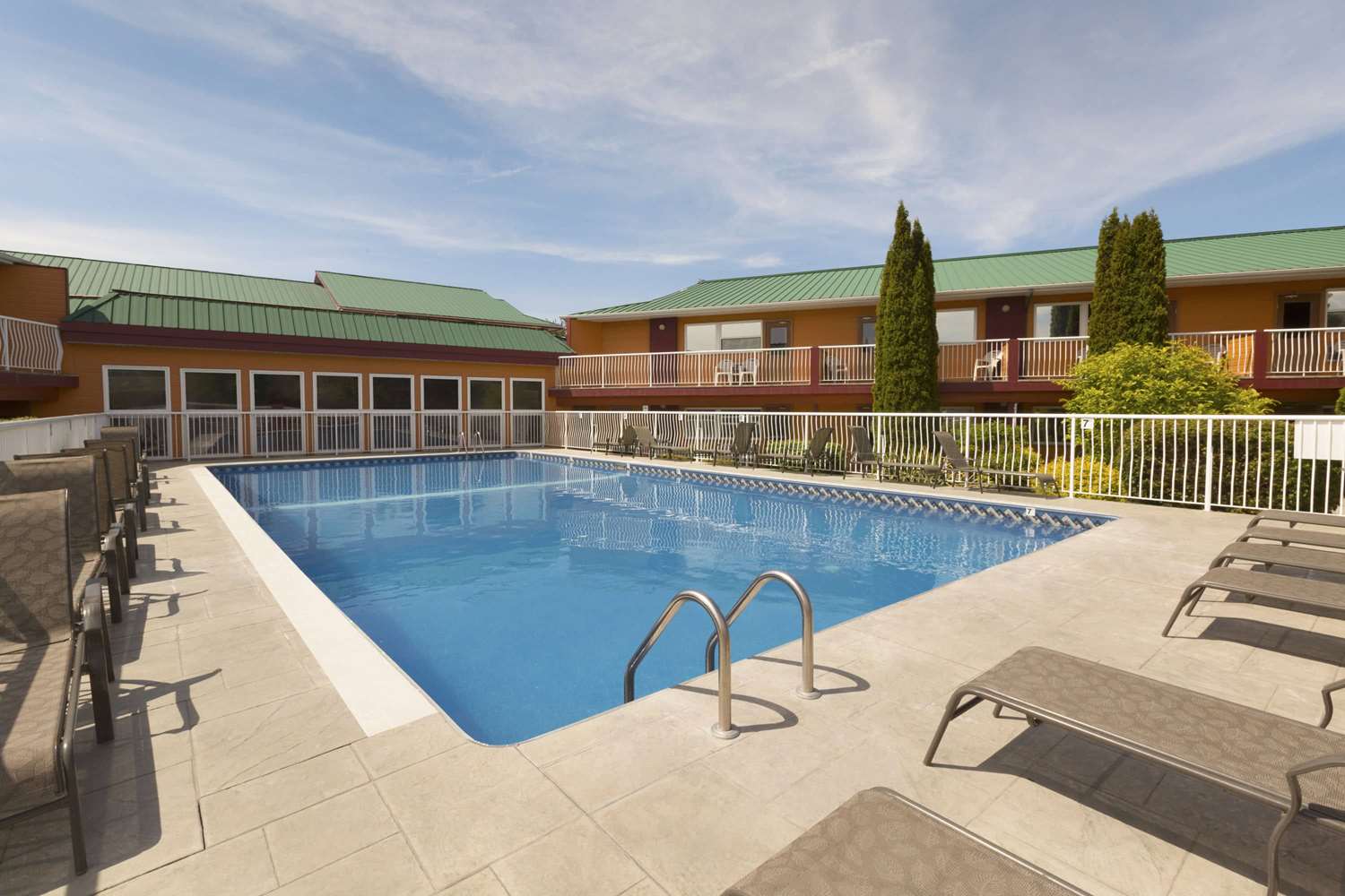 Days Inn by Wyndham Penticton Conference Centre 2/40