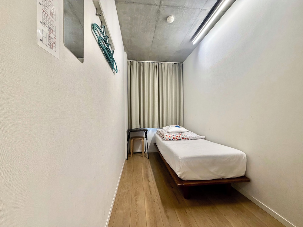 Kangaroo Hotel Side B 24/63