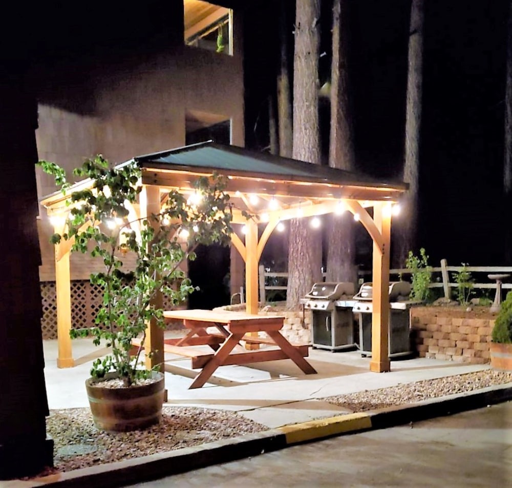 Getaways at Snow Lake Lodge 9/50
