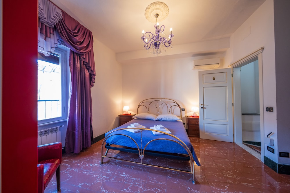 ROOM, DOUBLE BED
