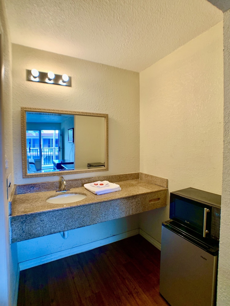 La Vista Inn 19/23