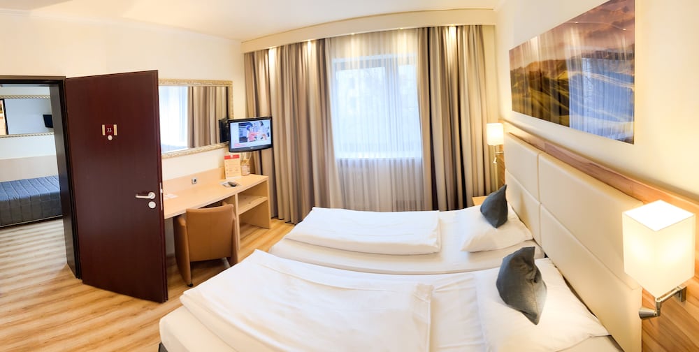 ROOM, TRIPLE