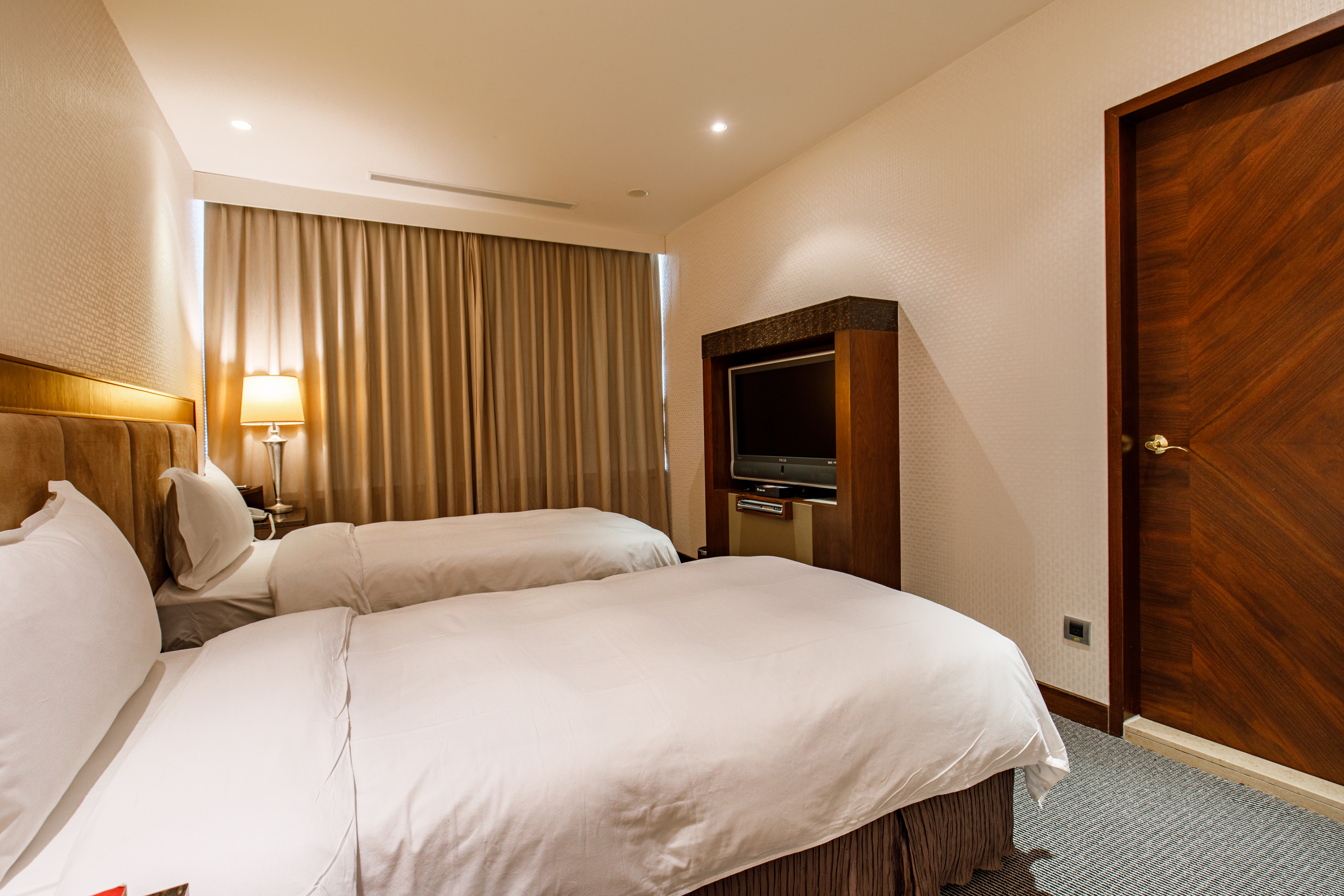 TWIN ROOM