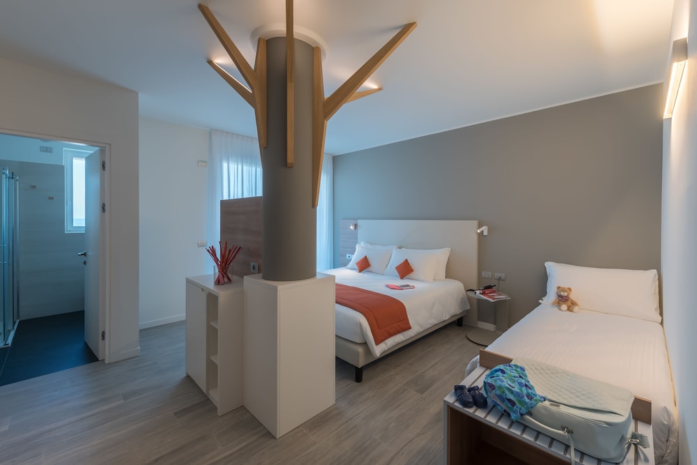 غرفة رباعية بسرير كينج وسريرين منفصلين بإطلالة على الفناء بغرفة نوم واحدة، Hesperia Hotel & Residence 5/8