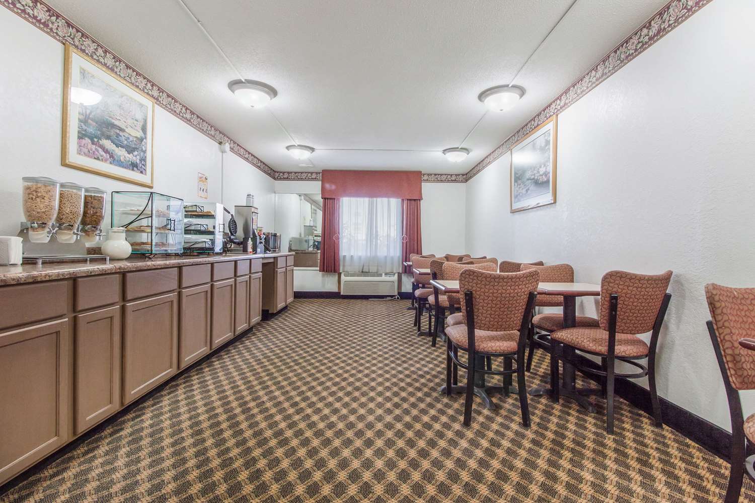 Econo Lodge Lexington, NE 27/44