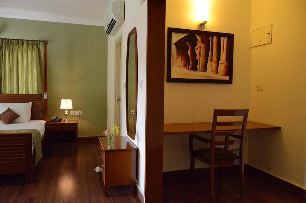 TRINITY SUITES 18/26