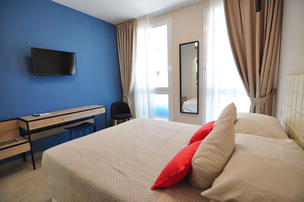 JUNIOR SUITE, QUEEN BED, SOFA
