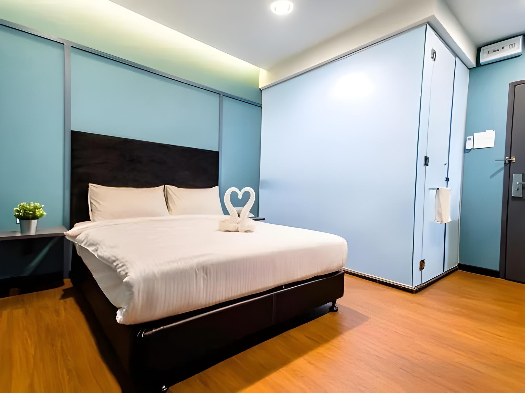 Connecting, Dynasty, Superior, Deluxe, Triple, Single, 1 Double and 1 Single Bed, Queen Bed