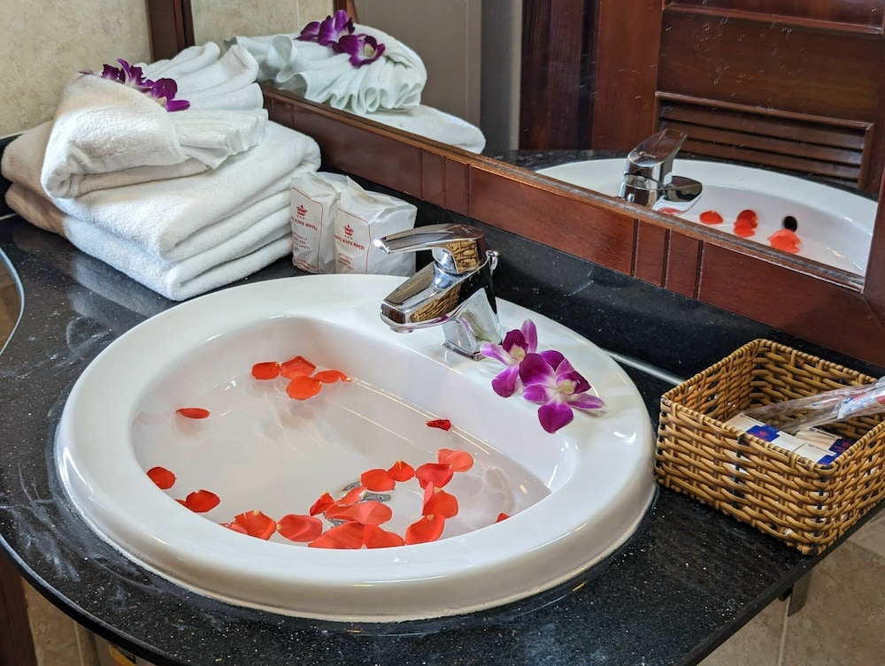 Dong Kinh Hotel 48/49