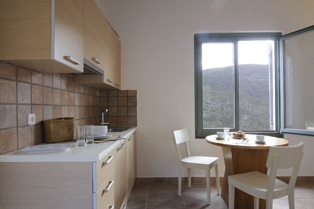 AEGEA BLUE CYCLADITIC RESORT(FOMERLY AEGEA BLUE VILLAS AND SUITES) 70/72