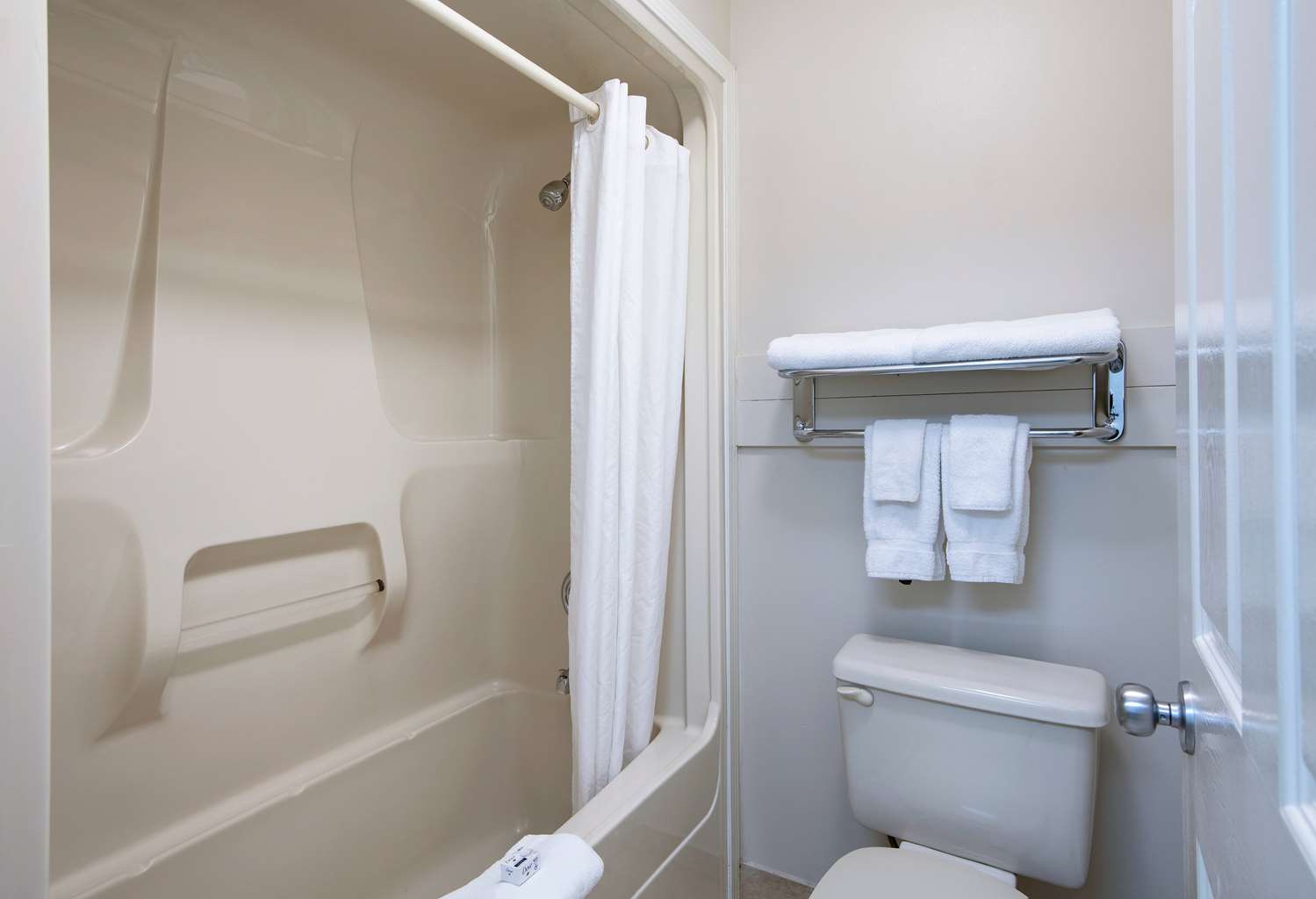 Travelodge By Wyndham Kamloops Mountview 68/69
