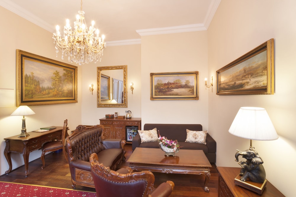 Iron Gate Hotel And Suites 34/71