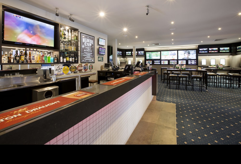 Shoppingtown Hotel 38/53