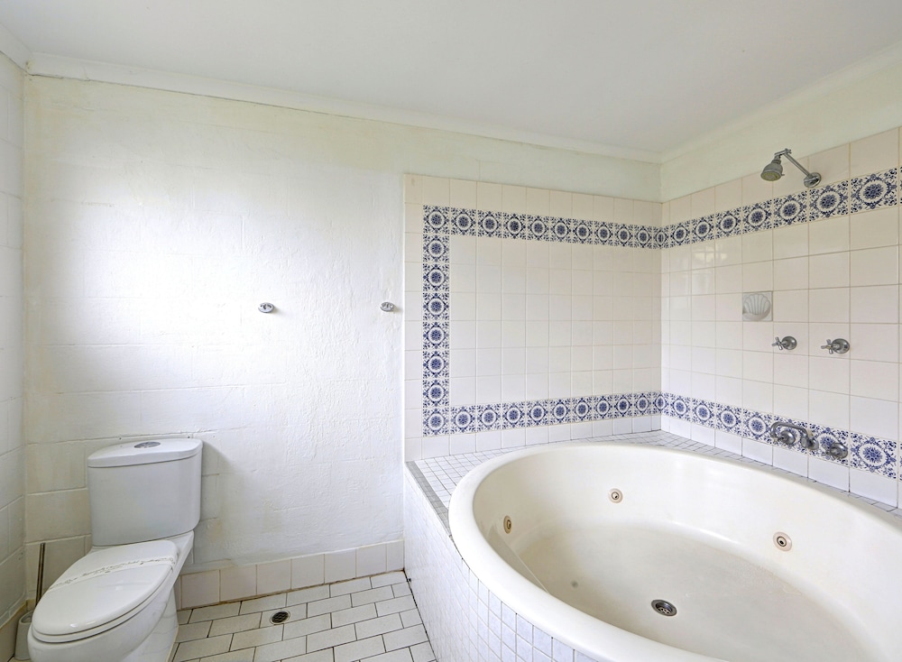 ALEXANDRA PARK MOTOR INN 62/65
