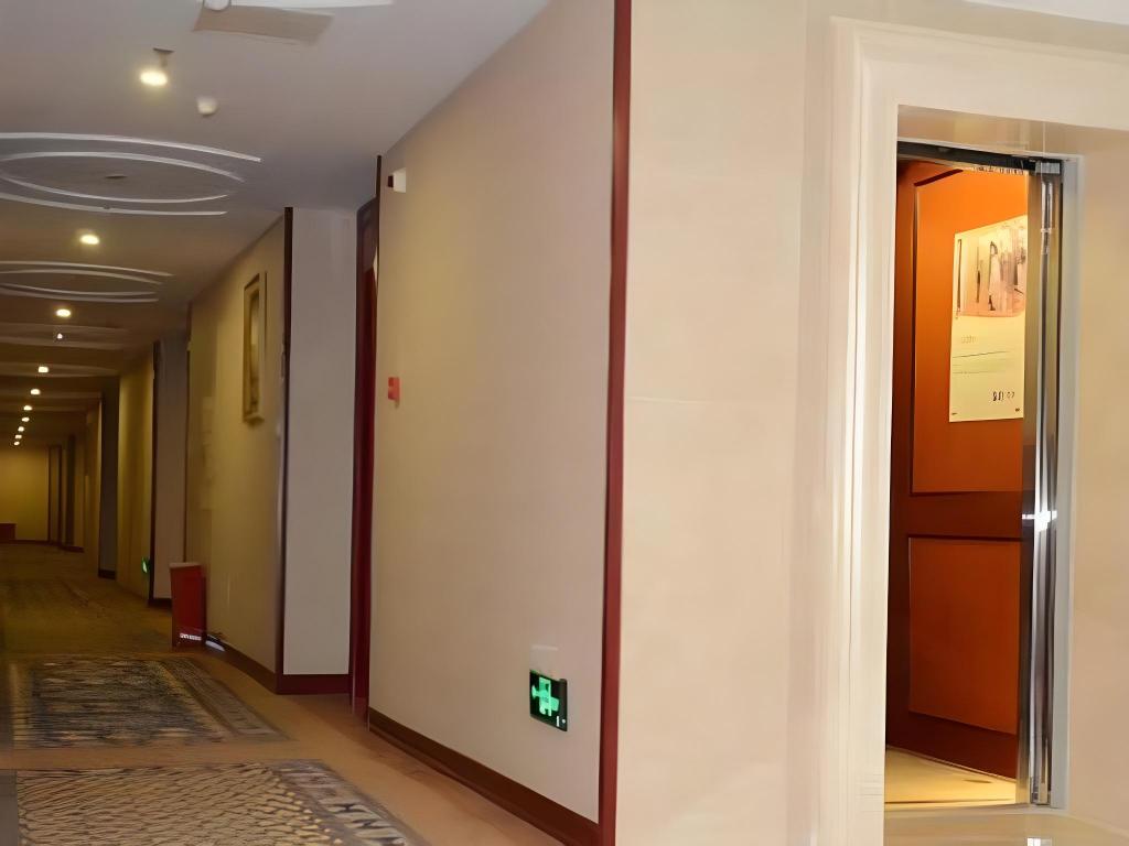 Vienna Hotel (Chongqing Changshengqiao Metro Station) 29/53
